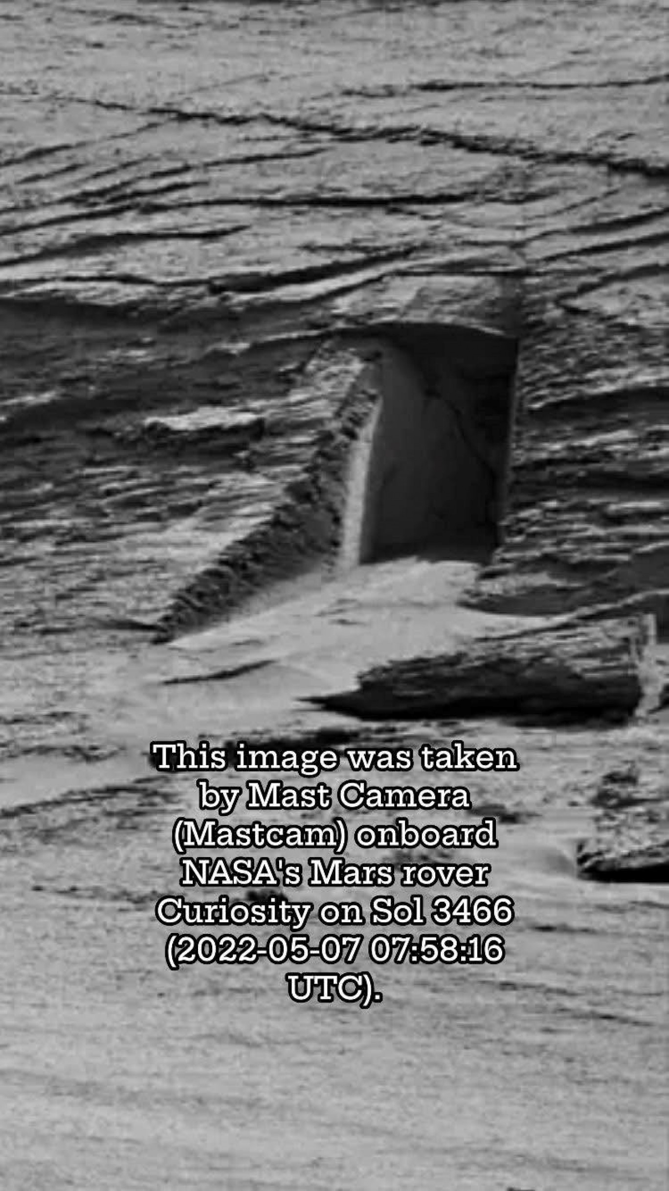 Marte e le sue anomalie: la misteriosa “porta” catturata dal rover Curiosity