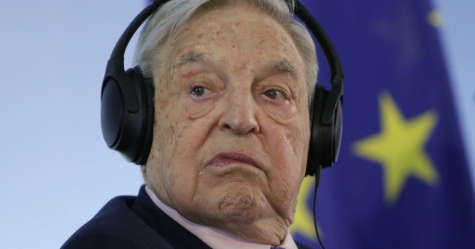 George Soros denuncia l'Italia alle Nazioni Unite: "Violazioni nei confronti degli immigrati"
