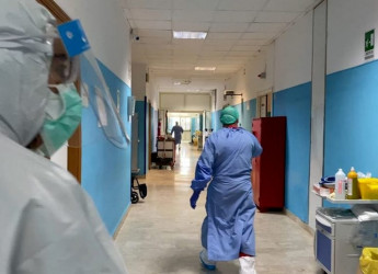 Coronavirus, sorpresa in busta paga per i medici in trincea: "Tagliati gli stipendi"