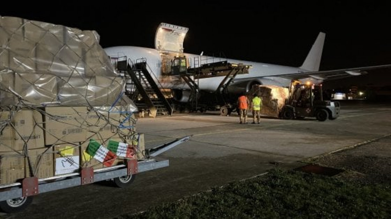Coronavirus, decolla da Brindisi volo umanitario per la Cina: 18 tonnellate di guanti e mascherine