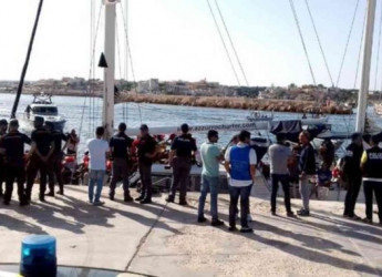 Lampedusani in rivolta “minacciano” il sindaco PD: “Chiuda l’isola ai clandestini o occupiamo il Comune”