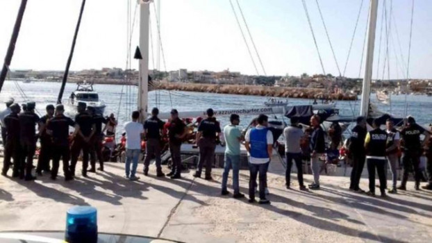 Lampedusani in rivolta “minacciano” il sindaco PD: “Chiuda l’isola ai clandestini o occupiamo il Comune”
