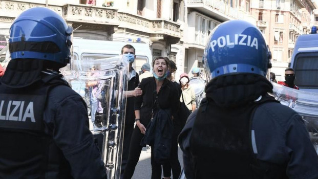 Anarchici di nuovo in piazza a Torino, tensione in corso Vercelli
