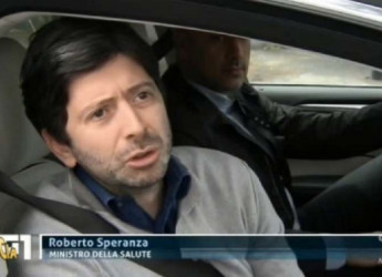 Roberto Speranza in auto, niente mascherina e appiccicato all’autista