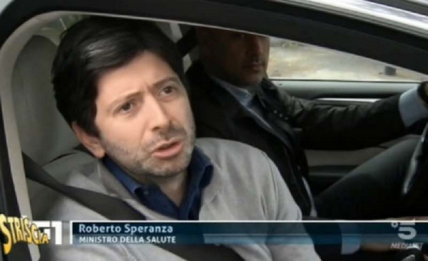Roberto Speranza in auto, niente mascherina e appiccicato all’autista