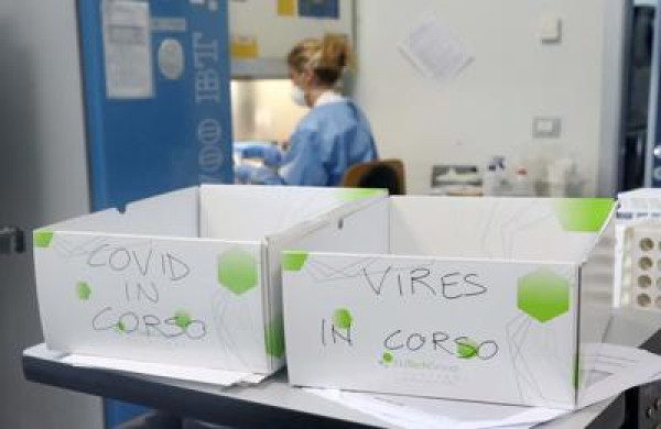 Virologo Tarro: "Covid sparirà come Sars, lo dimostra uno studio"