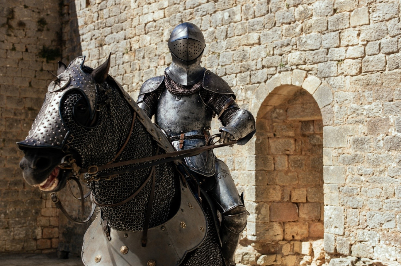 Danzica, sotto una gelateria la storia riaffiora: scoperta la tomba di un cavaliere medievale